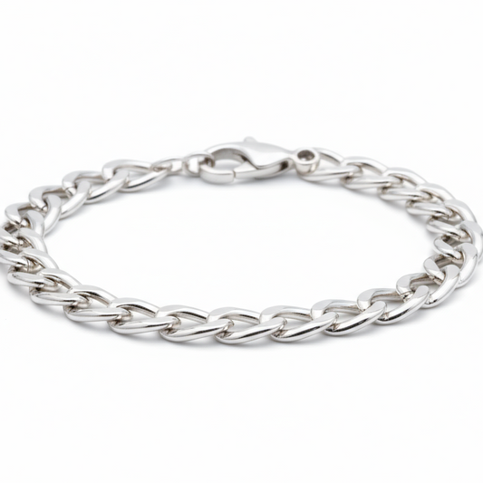 pulsera de plata con fondo blanco